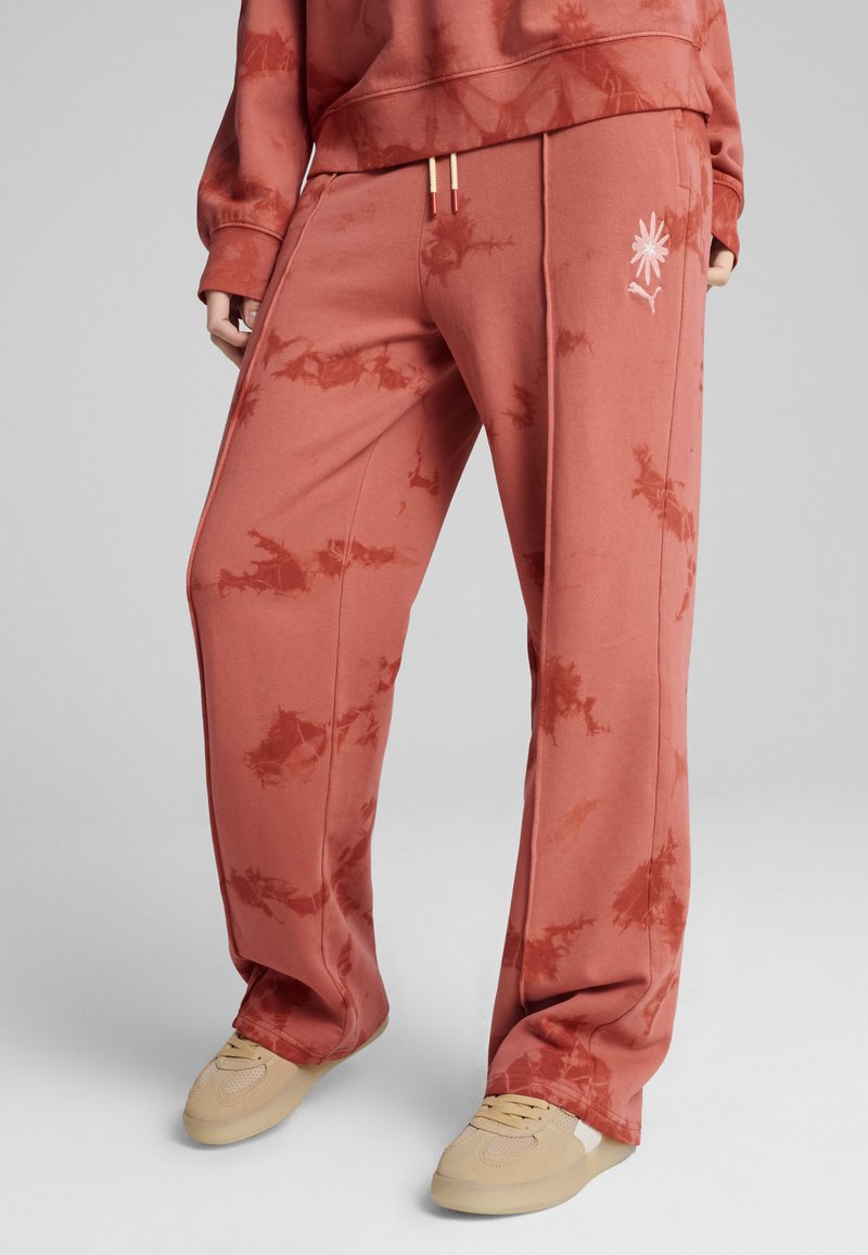 Puma WARDROBE ESS FLORAL PACK STRAIGHT FIT JOGGING MIT WASCHUNG - Treniņtērpa apakšdaļas - red fire