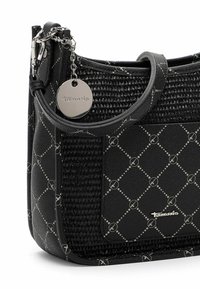 Borsa a tracolla nera con un motivo a tessitura testurizzata, dettagli in pelle liscia, accessori in argento e un charm con il logo attaccato alla tracolla.
