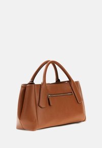 Borsa a mano in pelle marrone con finitura testurizzata, dotata di due manici e una tasca con zip frontale. Forma rettangolare con lati strutturati.