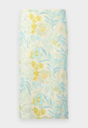 Jupe crayon brodée de fleurs en crème, ornée de sequins multicolores, avec des motifs floraux bleus et jaunes détaillés ainsi que des feuilles.