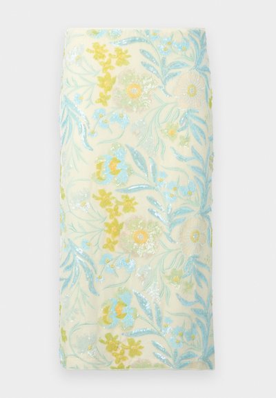 Jupe crayon brodée de fleurs en crème, ornée de sequins multicolores, avec des motifs floraux bleus et jaunes détaillés ainsi que des feuilles.