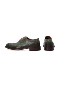Groene leren brogueschoenen met oranje veters, gedetailleerde perforaties en een gladde glans. Voorzien van een stevige bruine hak en gestructureerde zijkanten.
