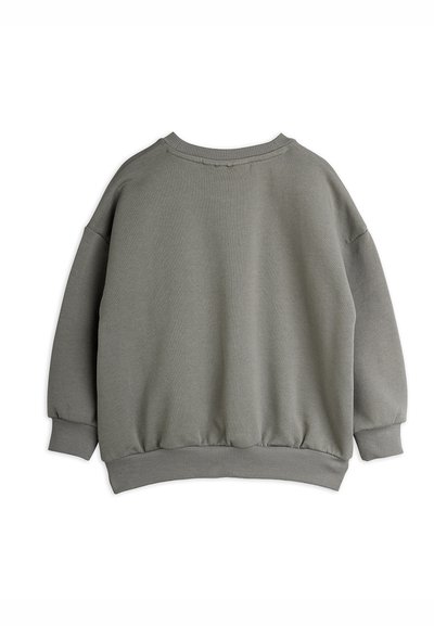 Sudadera de cuello redondo de gran tamaño en un verde oliva apagado. Tejido de algodón suave con puños y dobladillo acanalados, presentando una textura sutil.