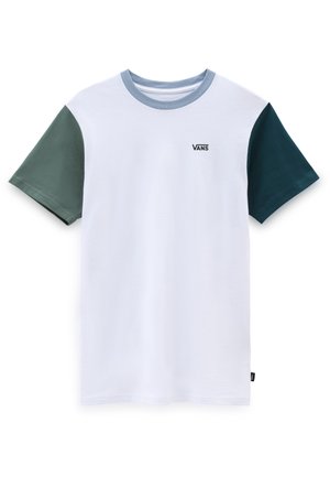 Weißes Vans T-Shirt mit hellblauem Halsausschnitt und unterschiedlich farbigen Ärmeln in Olivgrün und Dunkelpetrol.