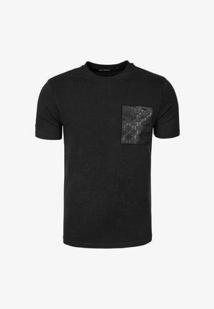 Czarna, krótka koszulka z bawełny z fakturowaną czarną kieszenią o geometrycznym wzorze po lewej stronie klatki piersiowej.