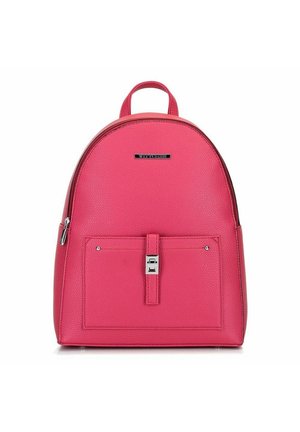 Sac à dos en cuir rose avec une forme arrondie, fermeture éclair et une poche avant avec un fermoir en argent. Matériau texturé et doubles poignées.