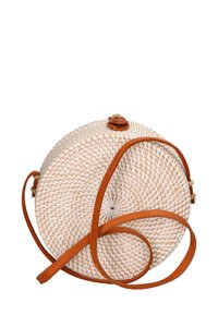 Borsa tonda in materiale bianco, con una tracolla in pelle color cammello e dettagli in pelle. Tessitura dettagliata con chiusura superiore e accessori decorativi.