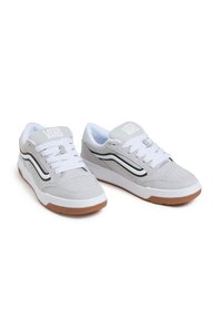 Le sneakers in suede grigio presentano lacci bianchi, un colletto imbottito e una suola in gomma con fondo marrone. Dettagli a strisce nere sui lati.