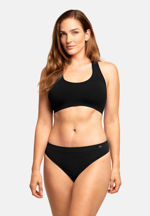 Czarny bikini z topem na szerokich ramiączkach i dopasowanymi majtkami o niskim stanie. Wykonane z gładkiego materiału z minimalną ilością szwów i subtelnym detalem logo.