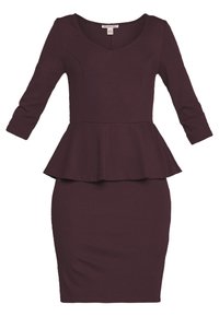 Burgundy peplumklänning med trekvartsärmar, figursydd kjol och mjuk textur. Har en bred V-ringning och ett utsvängt midjedetalj.