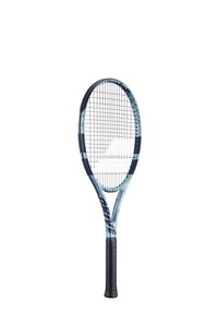 Tennisketcher med en lyseblå ramme og mørkeblå accenter, oval hoved, tekstureret sort greb og et vævet strenge mønster.