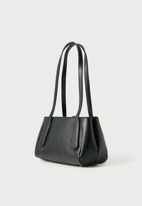 Fekete bőrből készült női válltáska, két hosszúkás fogóval, texturált felülettel és strukturált formával, széles alappal és keskenyedő oldalakkal.