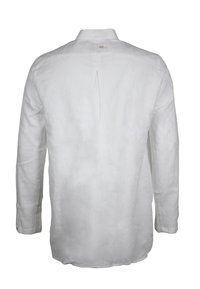 Witte linnen shirt met lange mouwen, kraag en knoopdetail op de rug. Heeft een rechte snit en minimale textuur.