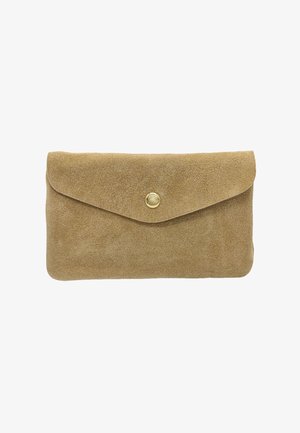 Pochette en daim beige avec un rabat, dotée d'un bouton pression en laiton. Texture lisse et design minimaliste. Aucuns motifs ou accents visibles.