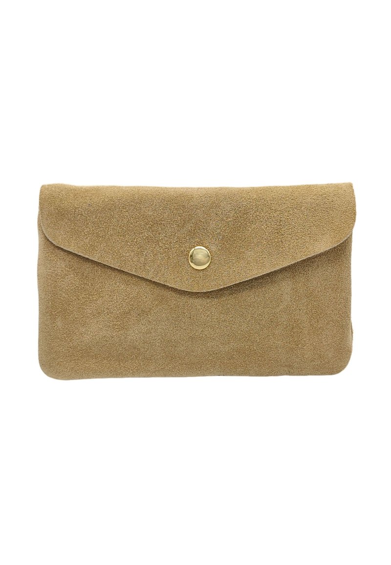 Pochette en daim beige avec un rabat, dotée d'un bouton pression en laiton. Texture lisse et design minimaliste. Aucuns motifs ou accents visibles.