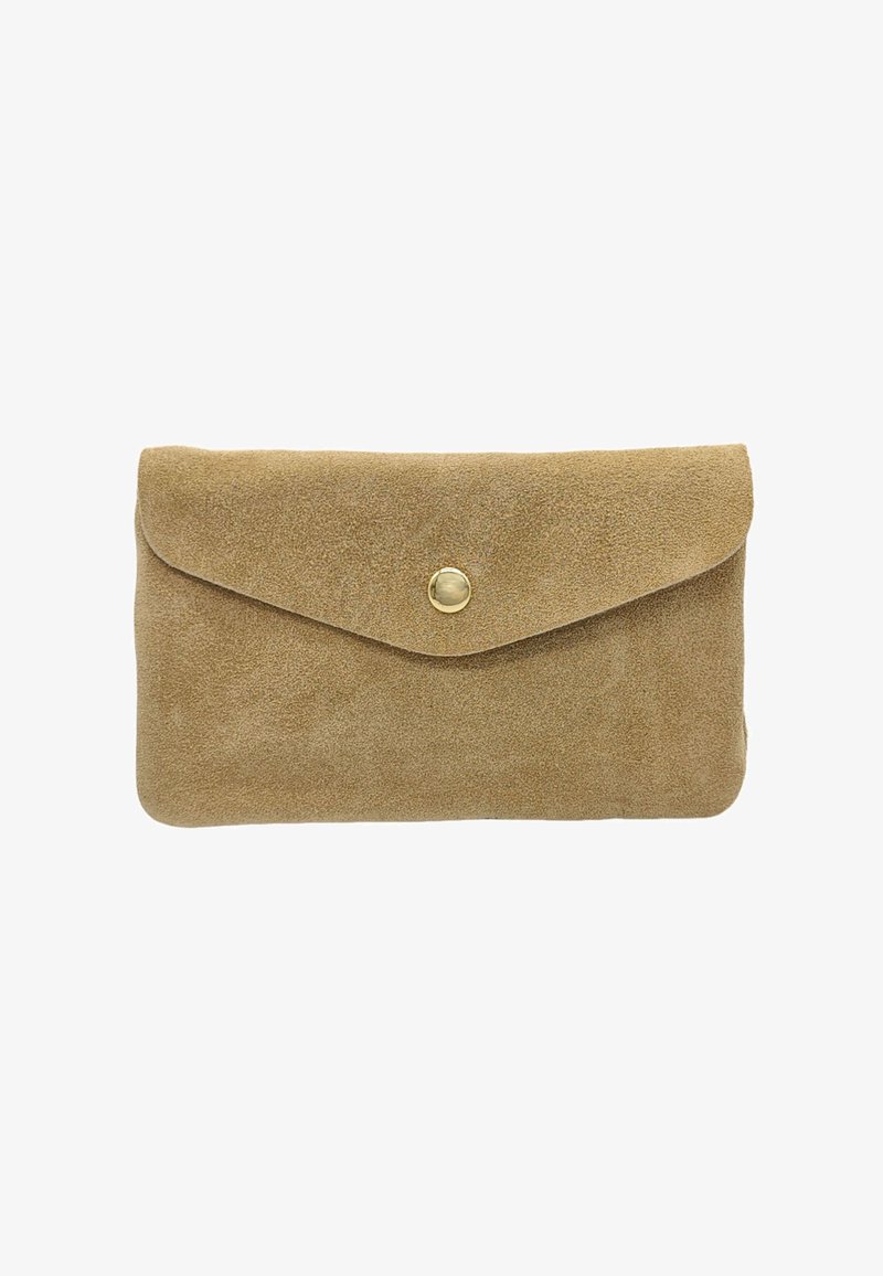 Pochette en daim beige avec un rabat, dotée d'un bouton pression en laiton. Texture lisse et design minimaliste. Aucuns motifs ou accents visibles.