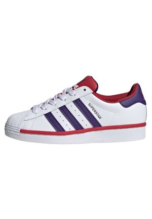 Hvid Adidas Superstar-sneaker med lilla striber, røde detaljer, skaldæksel og "Superstar" tekst på siden.