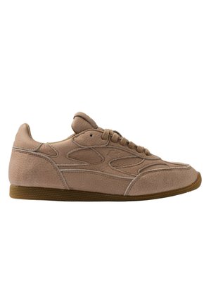 Lichtbruine leren sneaker met een getextureerd oppervlak, gestikte patroondetails, vetersluiting en platte rubberen zool.
