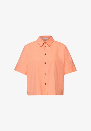 Kortärmelig perzikkleurig overhemd met knopen, een puntige kraag en zes bruine knopen aan de voorkant.