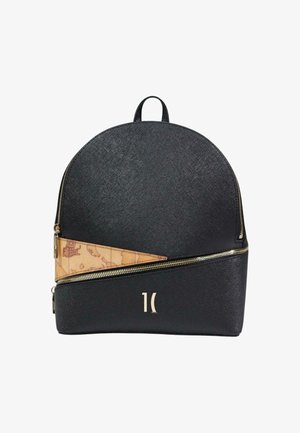 Zaino nero con texture, dotato di una cerniera inclinata e un pannello in dettaglio mappa marrone, con un piccolo logo dorato al centro in basso sul davanti.