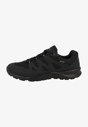 Schwarze Wanderhalbschuhe mit einem Obermaterial aus Mesh, strukturierten Akzenten und einer gepolsterten Sohle. Mit dehnbaren Schnürsenkeln und einem Logo an der Seite.