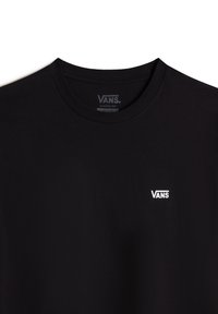 Czarny bawełniany t-shirt z okrągłym dekoltem i małym białym logo Vans po lewej stronie klatki piersiowej. Gładka struktura z klasycznym krojem.