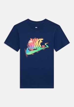 Camiseta de algodón en color azul marino con un logotipo de Nike colorido y abstracto en el centro. Diseño de mangas cortas y cuello redondo.