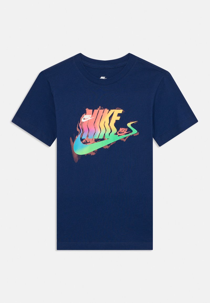 Námorně modré bavlněné tričko s barevným, abstraktním logem Nike uprostřed. Krátké rukávy a kulatý výstřih.