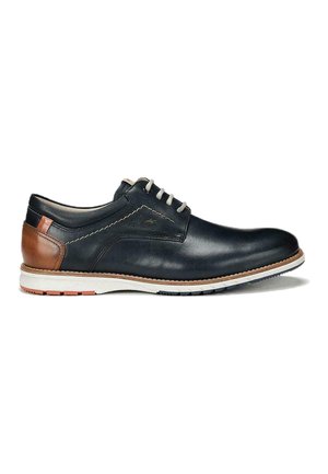 Zapato negro de cuero con cordones, con un acento de cuero marrón en el talón, suela blanca y detalle de costura en contraste. Diseño de punta redonda.