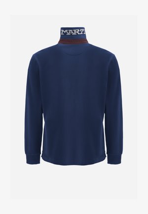 Tengerészkék hosszú ujjú póló magas gallérral, barna részlettel és fehér "MART" logóval. Simább textúrájú, bordás mandzsettákkal.