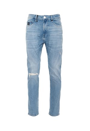 Hellblaue Jeans aus Denim mit geradem Schnitt, ausgestattet mit ausgefransten Details am linken Knie und einem klassischen Fünf-Taschen-Design.