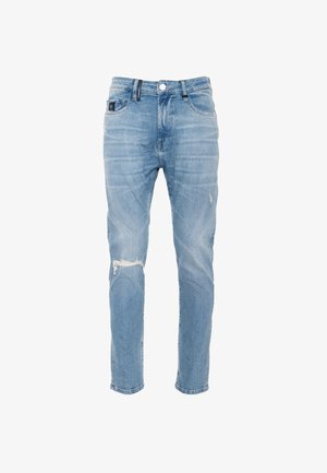 Lys blå denimjeans med rett snitt, med frynsete detaljer på venstre kne og klassisk femlommersdesign.