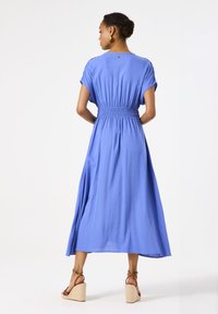 Bla dresses, knielang, mit kurzen Ärmeln, tailliertem Bund und fließendem Rock. Hergestellt aus leichtem Stoff mit glatter Textur.