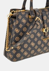 Musta keinonahkainen käsilaukku kultasävyisellä varustuksella, jonka pinta on koristeltu logokuviolla ja jossa on ketjuhihna. Rakenteellinen muotoilu kaksoiskahvoilla.