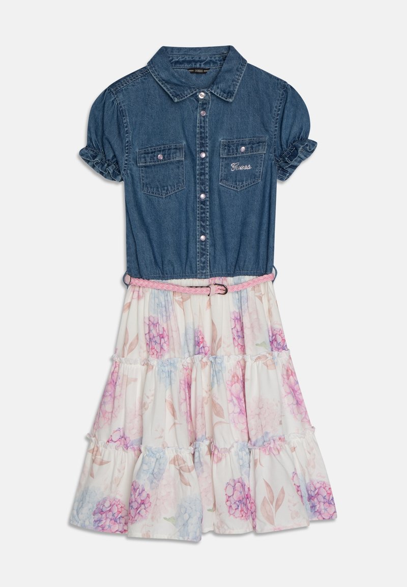 Robe en denim avec un col et des manches courtes bouffantes, dotée de deux poches poitrine, d'une taille ceinturée rose et d'une jupe à volants florale dans des couleurs pastel.