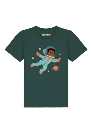 T-shirt pour enfants vert foncé avec un astronaute enfant joyeux flottant parmi des étoiles et une planète avec des anneaux.