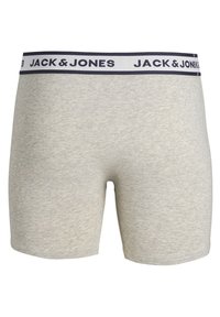 Graue Baumwollboxershorts mit einem weißen elastischen Bund, der den navyfarbenen Aufdruck "JACK & JONES" trägt. Glatte Textur und taillierte Passform.