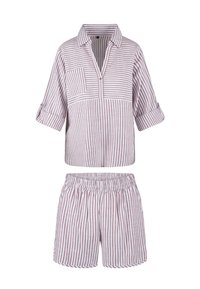 Completo a due pezzi a righe in rosa pallido e bianco; top a maniche corte con colletto e tasca; pantaloni corti abbinati con vita elastica.