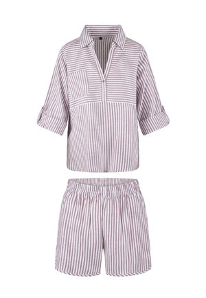Prugasti dvodijelni set u svijetlo ružičastoj i bijeloj boji; kratki rukavi majica s ovratnikom i džepom; kratke hlače s elastičnim pojasom.