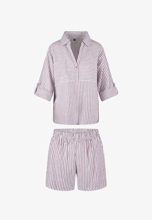 Prugasti dvodijelni set u svijetlo ružičastoj i bijeloj boji; kratki rukavi majica s ovratnikom i džepom; kratke hlače s elastičnim pojasom.