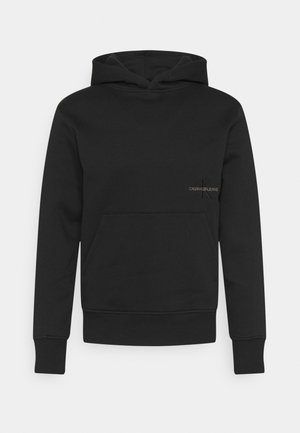 Czarna bluza z kapturem, z przednią kieszenią typu kangur i małym logo Calvin Klein Jeans na lewej piersi.