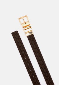 Bruine leren riem met een patroonontwerp, een rechthoekige goudkleurige metalen gesp en meerdere verstelgaten.