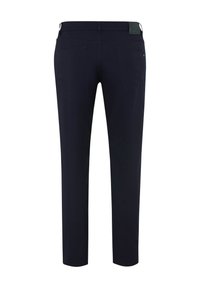 Pantalon bleu marine avec une coupe slim, en tissu lisse, doté de poches arrière et d'une étiquette logo près de la taille. Pas de matériel visible.