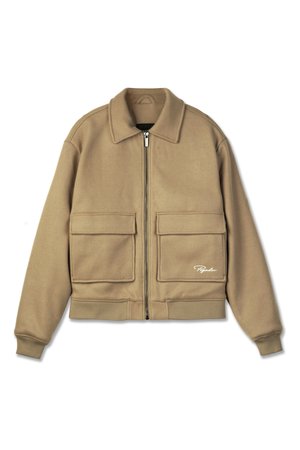 Giacca zip-up beige realizzata in tessuto morbido, con colletto, due tasche frontali, polsini a coste e un logo bianco sul lato sinistro.