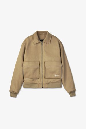 Tan zip-up jakna iz mehke tkanine, ki ima ovratnik, dve sprednji žepi, rebraste manšete in belo logo na levi strani.