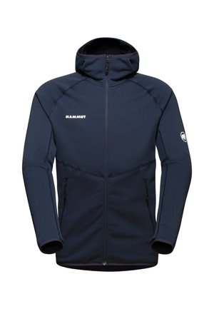 Marineblaue Softshelljacke mit hohem Kragen, Reißverschluss und zwei Seitentaschen. Verfügt über ein Logo und kontrastierende Nähte für mehr Definition.