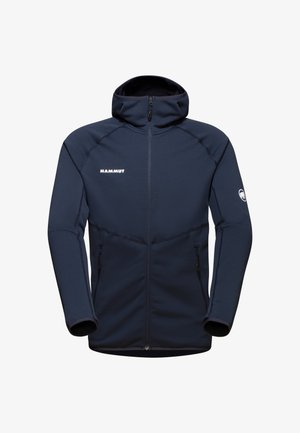 Marineblaue Softshelljacke mit hohem Kragen, Reißverschluss und zwei Seitentaschen. Verfügt über ein Logo und kontrastierende Nähte für mehr Definition.