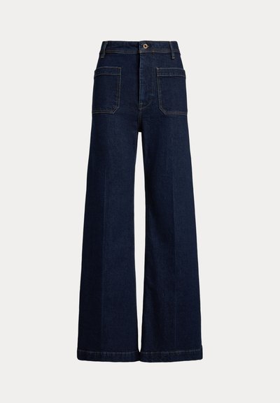 Jeans a gamba larga in denim blu scuro, con vita alta, due tasche frontali e due tasche posteriori con chiusura a bottone.