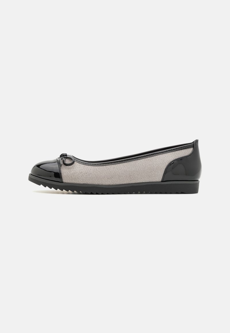 Ballerine en cuir verni noir et tissu gris. Bout arrondi, nœud décoratif, panneaux latéraux texturés et semelle texturée antidérapante.