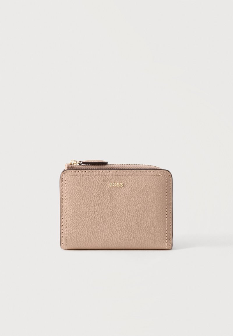 Portefeuille compact en cuir beige texturé avec fermeture éclair dorée et logo "BOSS" embossé au centre avant.
